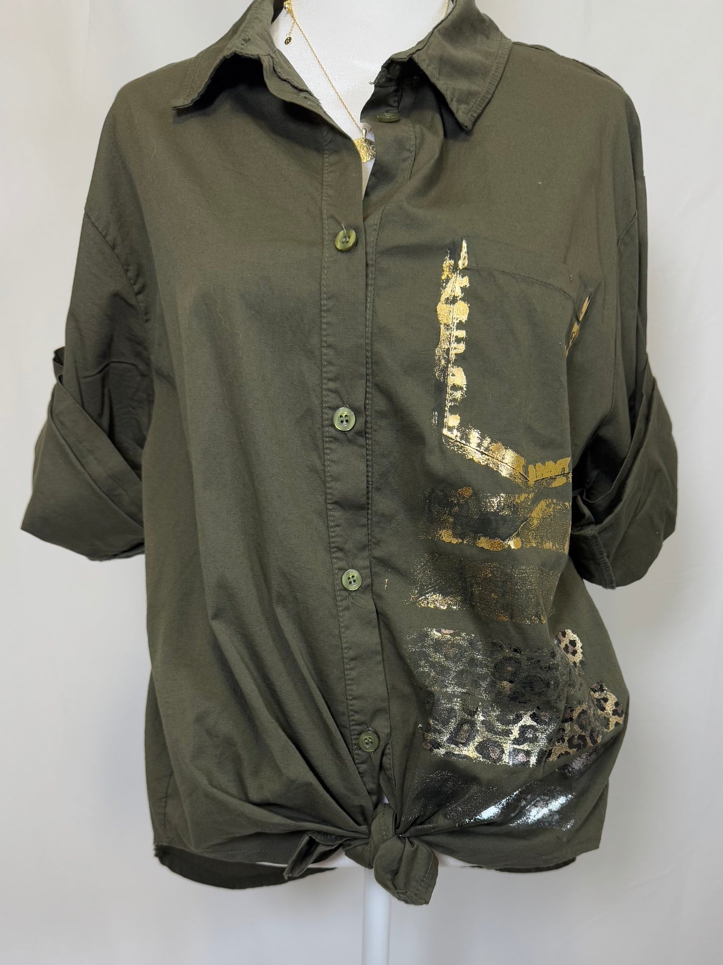 Style 1019 Cotton shirt with metallic print on pocket