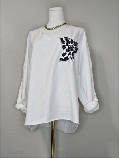 Style 1074 White v-nk with animal print applique'